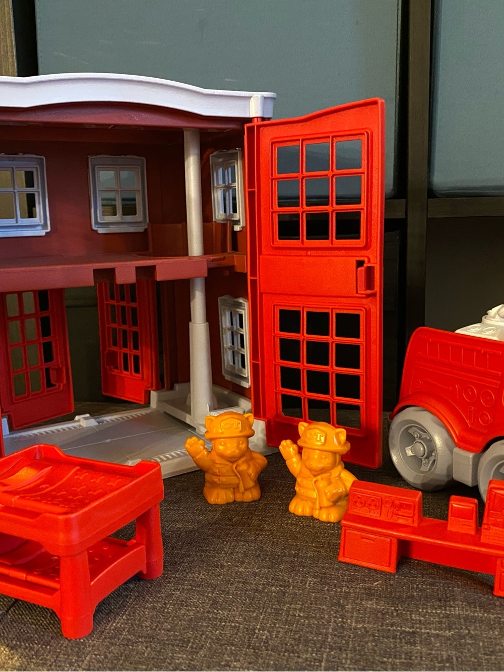Green Toys Fire station - complete set